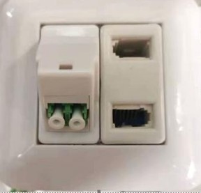 שקע על הטיח עם מתאם אופטי LC-APC LC-APC DUPLEX ו- 2 מתאם בריטי מעל לטיח