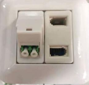 שקע על הטיח עם מתאם אופטי LC-APC LC-APC DUPLEX ו- 2 מתאם בריטי מטחת לטיח
